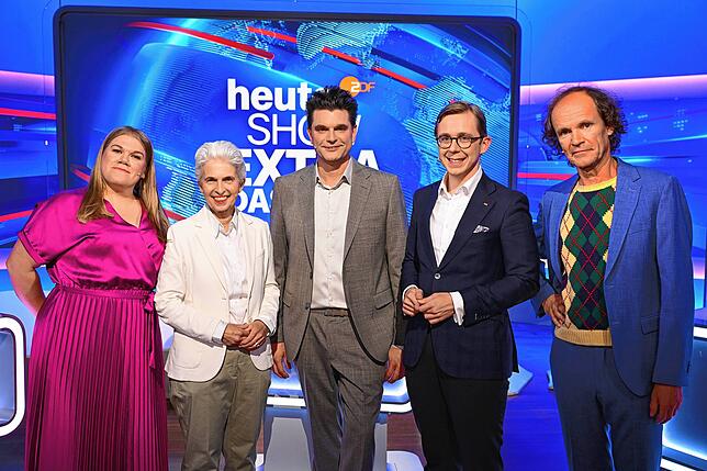 In seiner Quizshow begrüßt Lutz van der Horst (Mitte) neben seinen Comedy-Kollegen Gisa Flake (links) und Olaf Schubert (rechts) auch ...