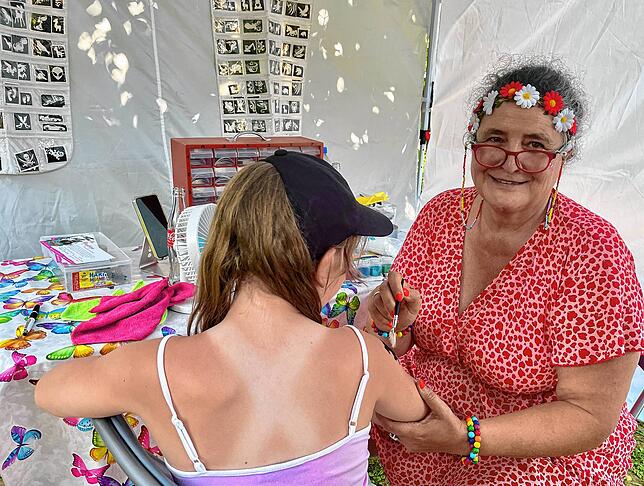 Corinna Theis, alias Mariposa, zaubert ein Tattoo auf den Oberarm der elfjährigen Summer Melody Nowak.