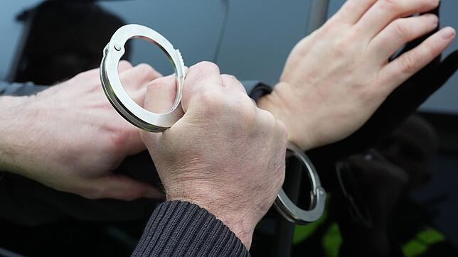 Der 35 Jahre alte Verdächtige sitzt nun in Untersuchungshaft. (Symbolbild)
