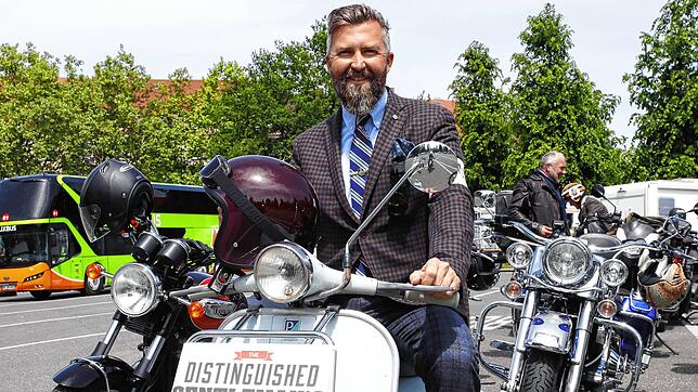 Außer Konkurrenz und mit einem nicht hochmotorisierten Zweirad: Georg Ziegler, Organisator des Distinguished Genleman&lsquo;s Ride in ...