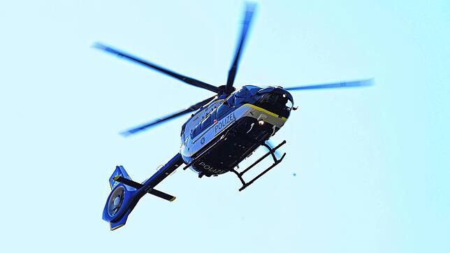 (Symbolbild) Ein Helikopter der Polizei fliegt in der Luft.