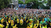 Einmalige Kulisse: Jung und Alt feiern beim diesjährigen Hohentwielfestival die Sportfreunde Stiller.