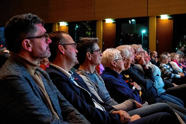 Das Publikum verfolgt die Schlussrunde mit, als die Kandidaten sich dazu äußern, mit welchem anderen Kandidaten sie gerne mal ein Bier ...