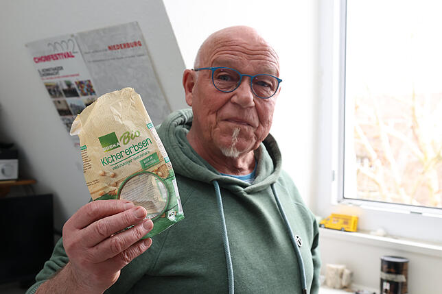 Dieter Heussen verschießt gelegentlich Kichererbsen – selbstverständlich mit Bio-Qualität, sagt er lachend.