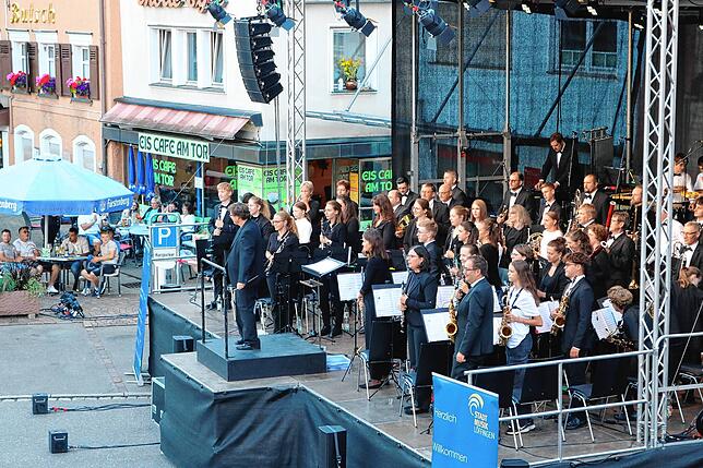 Bild 18: Stadtmusik Löffingen begeistert beim Open-Air-Konzert: Löffinger Städtle ein Klang- und Farbenmeer