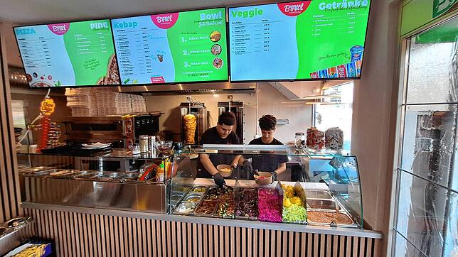 Besitzer Milat Zarefi (links) und Mitarbeiter Morteza Arabza bereiten Kebab Bowls zu.