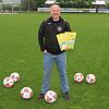 Begehrtes Album: Vorsitzender Jürgen Simon darf stolz sein. Von der ersten Mannschaft bis zu den Bambini sind sämtliche Spielerinnen und ...