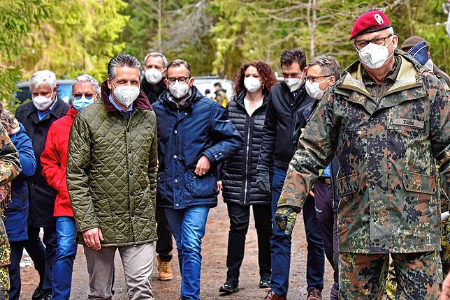 Generalinspekteur Eberhard Zorn (rechts) nimmt nach Berlin auch die Statements der Politiker und der Nachsorgeklinik Tannheim mit.