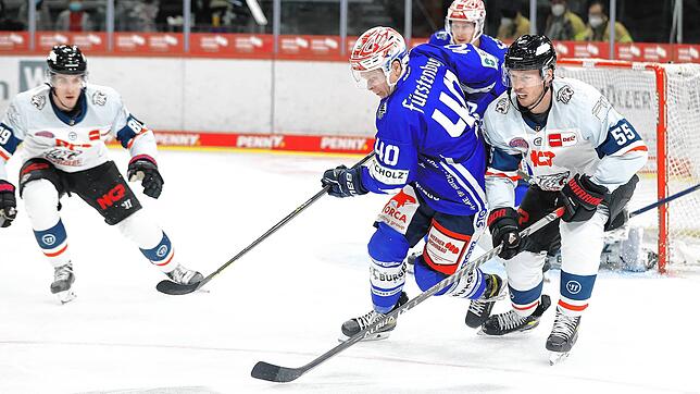 Endlich ein Erfolgserlebnis: Die Schwenninger Wild Wings gewinnen zuhause gegen die Nürnberg Ice Tigers mit 8:3. Hier kämpft ...