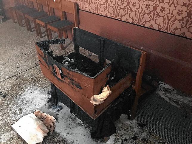 Am 1. März zünden Unbekannte eine Truhe in der Stadtkirche an.