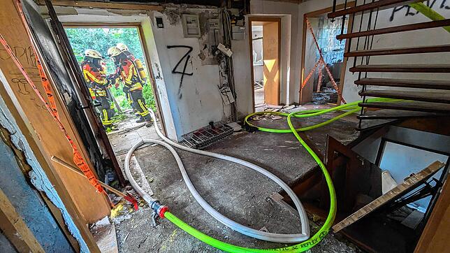 Ein langer Schlauch führt durch das Gebäude, das in einem schlechten Zustand ist. Ein paar Mitglieder Feuerwehr hatten im Vorfeld der ...