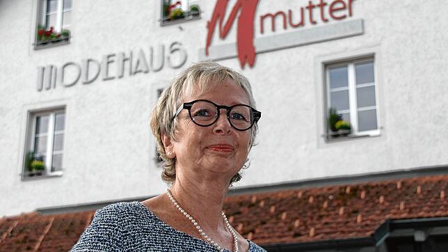 Traudel Mutter trägt einen typisch Hotzenwälder Familiennamen. Mit ihm benannt ist auch das seit fünf Generationen betriebene Mode- und ...