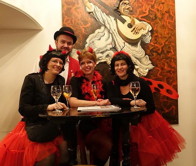 Daniela Scheidweiler, Nicole Vogel und Martina Brutsch (von links) genießen den Mädelsabend im Theaterstadel. Obervermesser Clemens ...