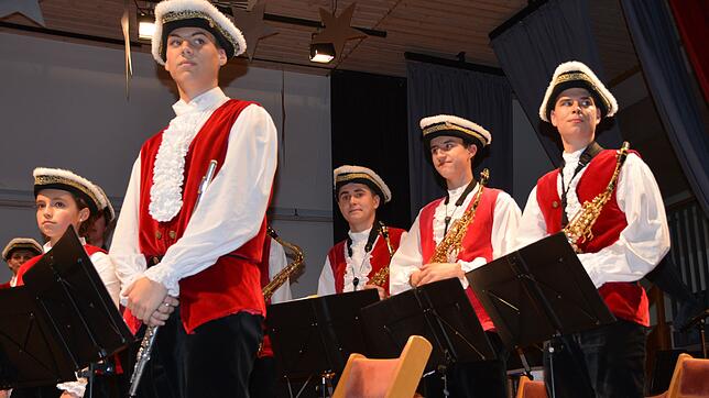 Beim Adventskonzert der Knabenmusik spielten erstmals auch Mädchen mit.