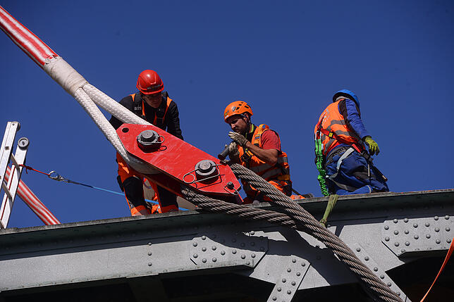 Bevor sie angehoben werden konnte, musste die Brücke beim Abbau an Seilen befestigt werden.