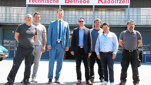 Freuen sich auf die Zusammenarbeit (von links): Mario Jost (Leiter der Abteilung Grün), Jan Drews (Leiter der Abteilung Friedhofswesen), ...
