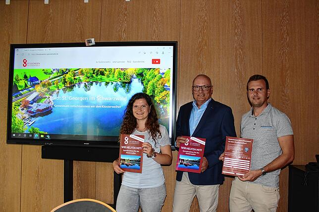 Victoria Dillmann (Stadtmarketing), Bürgermeister Michael Rieger (Mitte) und Giovanni Costantino, Leiter Zentrale Dienste und Steuerung, ...