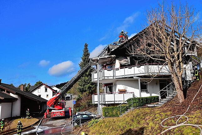 Das Brandobjekt steht inmitten eines dicht bebauten Wohngebiets. Durch die umsichtige Arbeit der Feuerwehr wurden keine anderen Gebäude ...