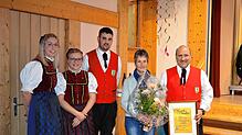 Das Vorstandsteam der Trachtenkapelle (von links) Anja Huber, Tanja Kammerer und Sascha Wagner ehren Thomas Mutter (rechts) im Beisein ...