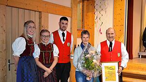Das Vorstandsteam der Trachtenkapelle (von links) Anja Huber, Tanja Kammerer und Sascha Wagner ehren Thomas Mutter (rechts) im Beisein ...