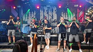 Die Brass Buebe heizten dem Publikum kräftig ein. Bei Temperaturen von weit über 30 Grad Celsius verlangte allein dieser Umstand den ...