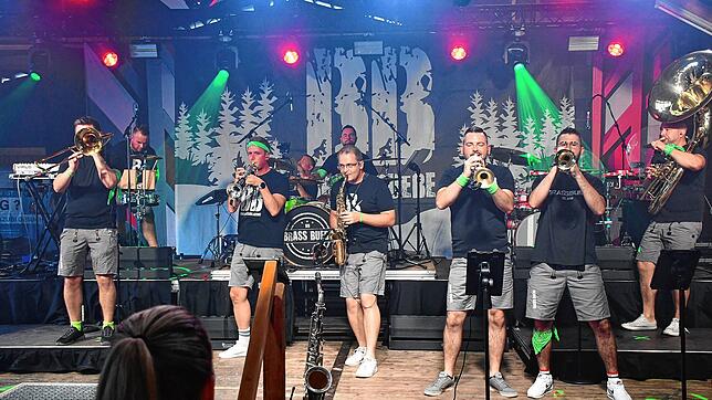 Die Brass Buebe heizten dem Publikum kräftig ein. Bei Temperaturen von weit über 30 Grad Celsius verlangte allein dieser Umstand den ...