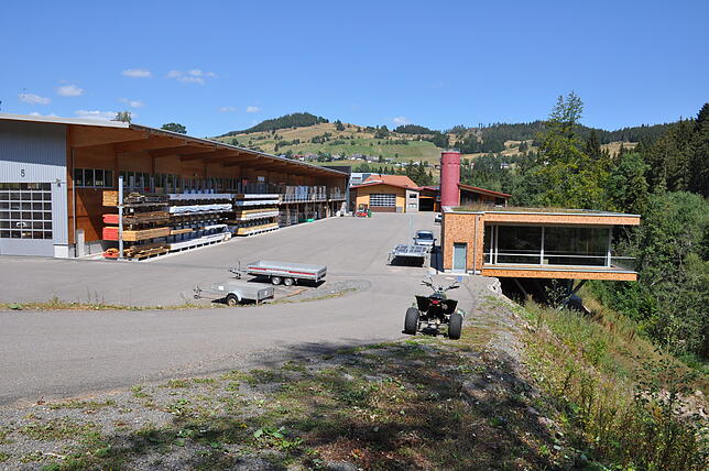 Die Holzbau Bruno Kaiser hat seit 2013 eine moderne Produktionshalle und links einen impossanten über dem Tal schwebenden Pavillon für ...