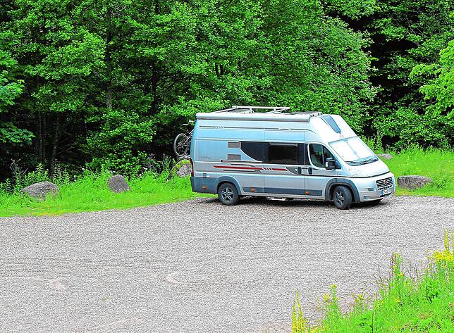 Noch ist es ein einsames Wohnmobil auf dem reinen Stellplatz in Nußbach.