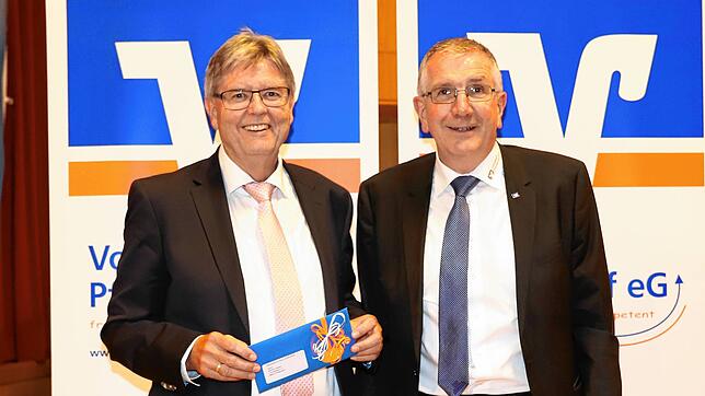 Werner Gebert (links) wurde nach seiner 15-jährigen Tätigkeit im Aufsichtsrat der Volksbank von Werner Groß verabschiedet. Gebert hatte ...