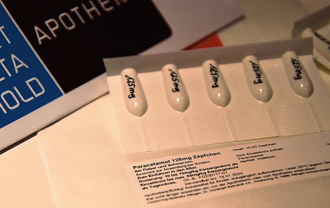 So sehen die fertigen Fieberzäpfchen aus. Von Hand verpackt und mit Beipackzettel aus der Apotheke.