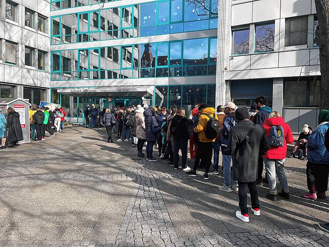 Flüchtlinge warten auf ihre Registrierung. Bilder: dpa