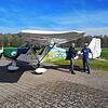 Stefan Brütsch und Mike Wybranitz vor dem Flieger „Nora“ der Segelfluggruppe Binningen.