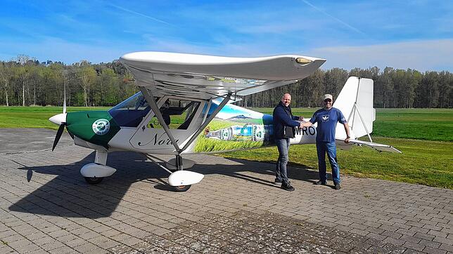 Stefan Brütsch und Mike Wybranitz vor dem Flieger „Nora“ der Segelfluggruppe Binningen.