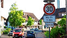 Bisher ist die Durchgangsstraße an der Schlossschule die einzige solche mit Tempo 30 in Gaienhofen. Der Gemeinderat und die Bürger ...