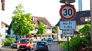 Bisher ist die Durchgangsstraße an der Schlossschule die einzige solche mit Tempo 30 in Gaienhofen. Der Gemeinderat und die Bürger ...