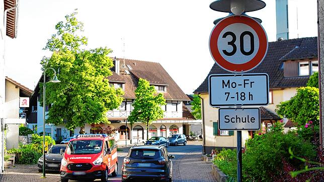 Bisher ist die Durchgangsstraße an der Schlossschule die einzige solche mit Tempo 30 in Gaienhofen. Der Gemeinderat und die Bürger ...