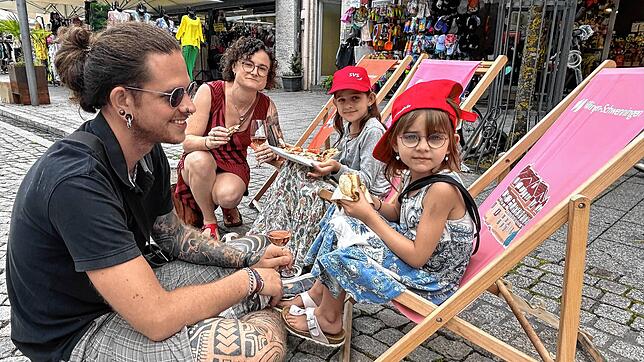 Wie am Strand: Mathilda (hinten) und Johanna genießen mit ihren Elten Lisa und Maximilian Martin leckeres Essen und kühle Getränke in ...