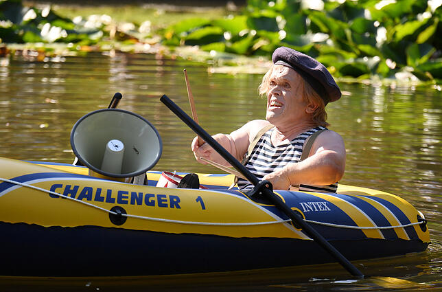 Bei einer Performance am Weiher vor dem Festspielhaus sitzt Manni Laudenbach (als Oskar Matzerath) mit einer Blechtrommel in einem ...