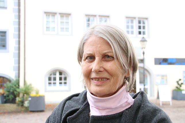 Sigrid Distler heute vor der Alten Forstei in Radolfzell: In diesem Gebäude war das Haus der Jugend untergebracht. Der Raum für die ...