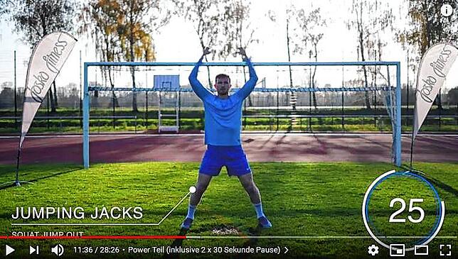 Workout I: Stefan Hilpüsch beim „Jumping Jack“ in Aktion. Screenshot: Matthias Scheibengruber