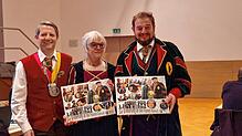 Daniel Mayer (von links) bedankt sich mit einem Präsent bei Gertrud II. und Markus III. für ihr Engagement als Narreneltern.