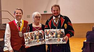 Daniel Mayer (von links) bedankt sich mit einem Präsent bei Gertrud II. und Markus III. für ihr Engagement als Narreneltern.