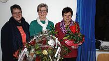 Der Kirchenchor ehrt Sängerinnen (von links): Stellvertretende Vorsitzende Ilona Müller, Renate Kästle für 60 Jahre, Veronika Kempter ...
