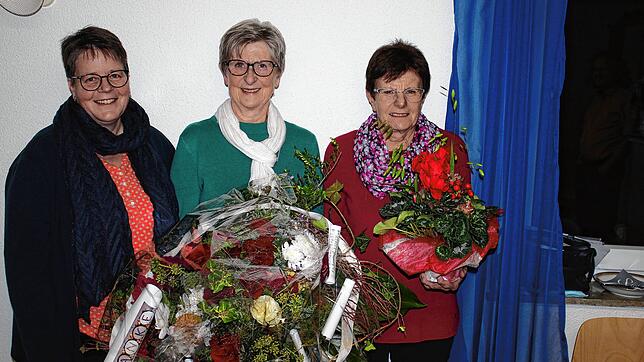 Der Kirchenchor ehrt Sängerinnen (von links): Stellvertretende Vorsitzende Ilona Müller, Renate Kästle für 60 Jahre, Veronika Kempter ...