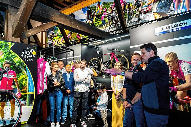 Jan Ullrich gibt Erläuterungen zu verschiedenen Exponaten während der Ausstellungseröffnung.