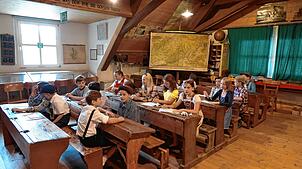 Immer beliebt: Die Kinder in der alten Dorfschule fühlen sich in die Zeit ihrer (Ur-)Großeltern zurückversetzt. Foto: Hans-Jürgen Sackmann