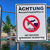 Der kleine Sprungblock ist außer Betrieb, es darf nicht mehr ins Wasser gesprungen werden. Ansonsten müsste eine ausgebildete ...