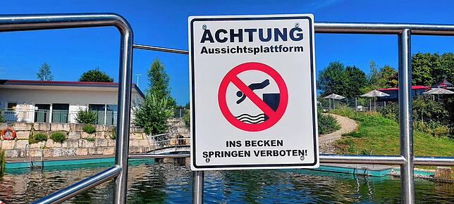 Der kleine Sprungblock ist außer Betrieb, es darf nicht mehr ins Wasser gesprungen werden. Ansonsten müsste eine ausgebildete ...