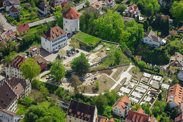 Die Struktur der Menzinger Gärten unterhalb des St.-Johann-Turms ist mittlerweile klar zu erkennen. Die mit Eiben umrandeten ...