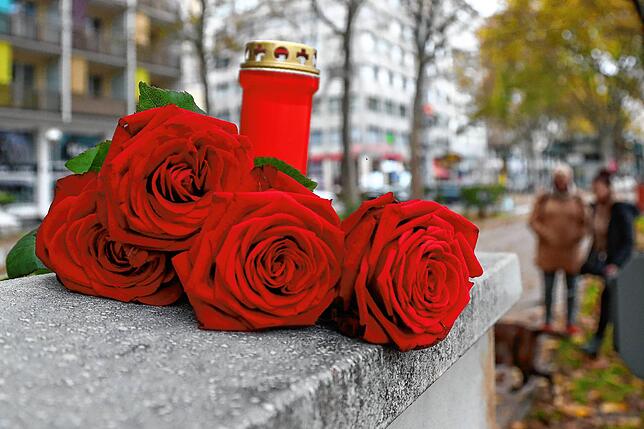 Rote Rosen und eine Kerze liegen in Gedenken an die vier Opfer des Terroranschlags in der Wiener Innenstadt.